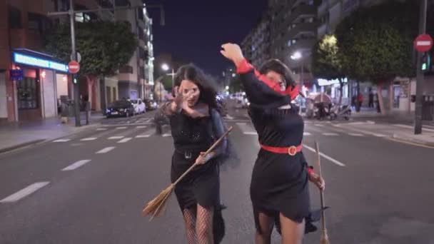 Duas Mulheres Colombianas Bonitas Trajes Bruxa Com Vassouras Andando Rápido — Vídeo de Stock