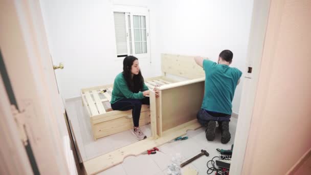 Pareja Pacientes Arreglando Una Cama Ikea Recién Ordenada Casa — Vídeo de stock