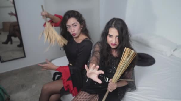 Attraktive Damen Schwarzen Hexenkostümen Amüsieren Sich Mit Hexenbesen Schlafzimmer Während — Stockvideo