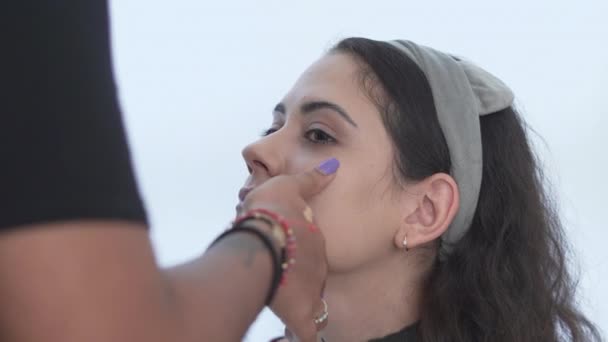 Artista Del Maquillaje Aplica Fundación Líquida Cara Del Modelo Cerca — Vídeo de stock