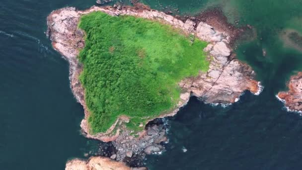 香港のD Aguilar岬 海岸線を越えて2つの小さな島の間を移動するダイナミックな無人機のフライオーバー — ストック動画