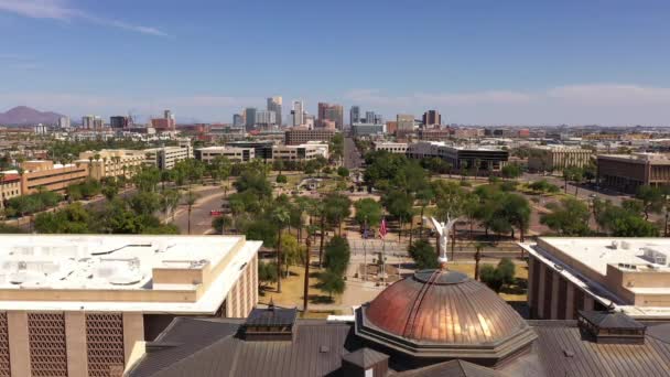 Vista Phoenix Arizona Skyline Com Estátua Vitória Alada Primeiro Plano — Vídeo de Stock