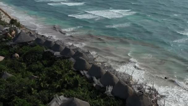 Thatched Střechy Nábřeží Azulik Resort Moře Pozadí Tulum Mexiku Vzdušné — Stock video