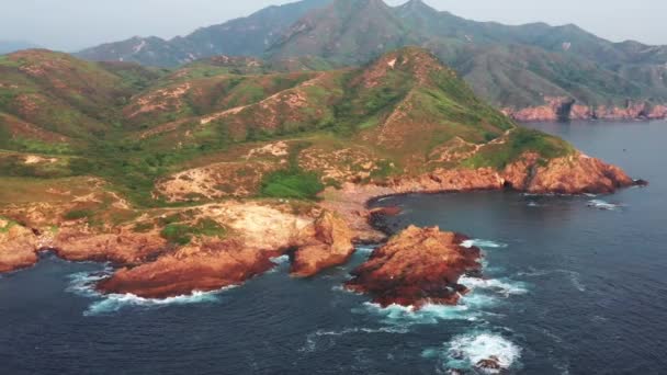 ドローンは海と島を飛び越える 釣り村 美しい景色 ハイキングコース ビーチや島 地質形成と低キーライフスタイルを持つ香港の裏庭 サイカン — ストック動画