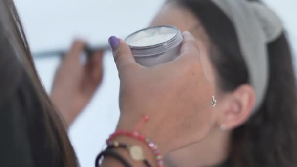 Artista Professionista Trucco Applica Fondazione Alla Faccia Della Donna Con — Video Stock