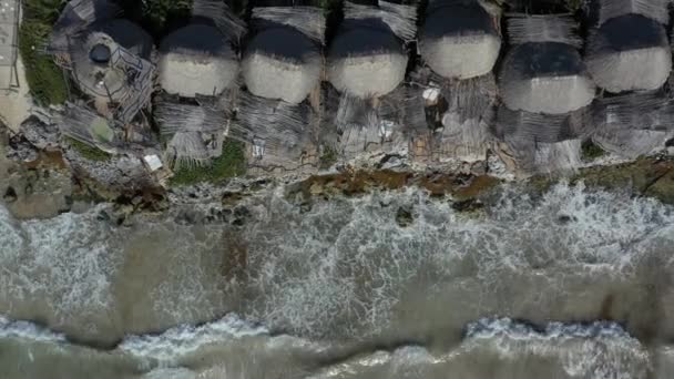 Tulum Daki Azulik Resort Uçurumunda Dalgaların Yukarıdan Aşağıya Doğru Görüntüsü — Stok video