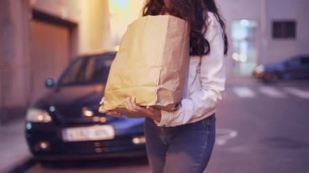 Chica Casa Sosteniendo Bolsa Papel Marrón Con Productos Después Comprar — Vídeos de Stock