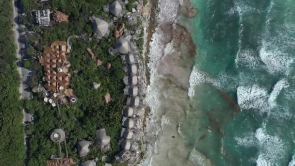Cima Para Baixo Aérea Subindo Sobre Azulik Resort Eco Lodge — Vídeo de Stock