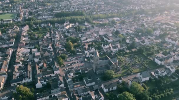 Воздушная Съемка Над Исторической Церковью Живописном Немецком Городе Летним Солнцем — стоковое видео