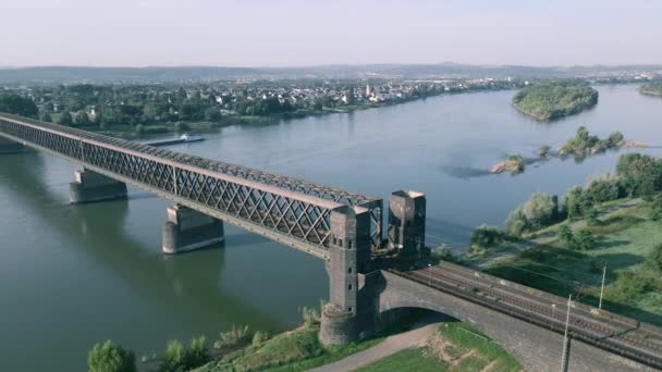 Disparo Dron Órbita Sobre Río Rin Puente Urmitzer Alemania — Vídeo de stock