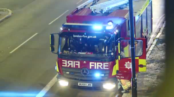 一名消防员在夜间进入了一辆消防车 — 图库视频影像