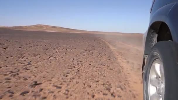 4Wd Οδήγησης Γρήγορα Ένα Μονοπάτι Rocky Desert Στην Αφρική Επικεντρωθεί — Αρχείο Βίντεο