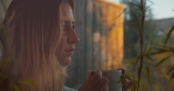 Bella Ragazza Bionda Bere Caffè Del Mattino Durante Ora Oro — Video Stock