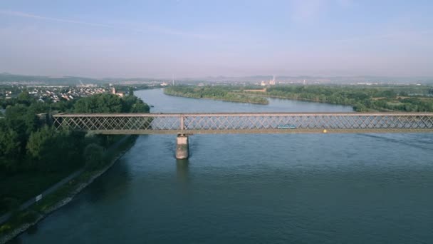 Drohnenschuss Fliegt Über Die Urmitzer Brücke Rhein — Stockvideo