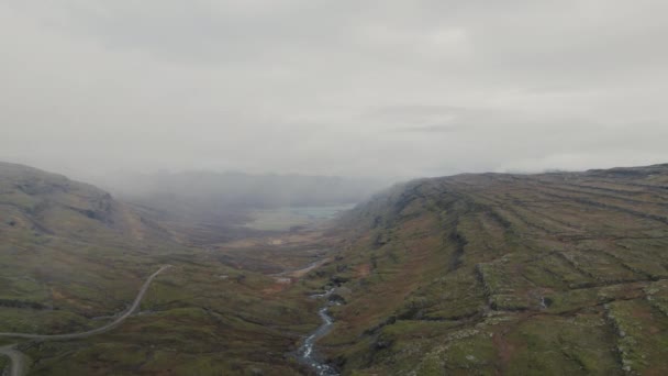 Amplia Antena Estepas Montaña Valle Del Río Mirando Niebla Costa — Vídeos de Stock