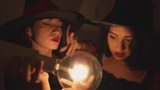 Chicas Jóvenes Traje Bruja Realizando Ritual Con Bola Cristal Cerca — Vídeo de stock