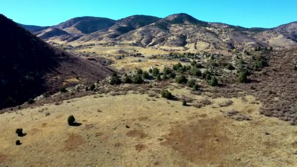 Vuelo Panorámico Drones Sobre Acantilado Capturando Pequeño Pueblo Morrison Colorado — Vídeos de Stock