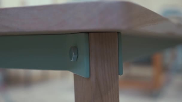 白橡木桌子工匠用螺母和螺栓制造钢架 — 图库视频影像