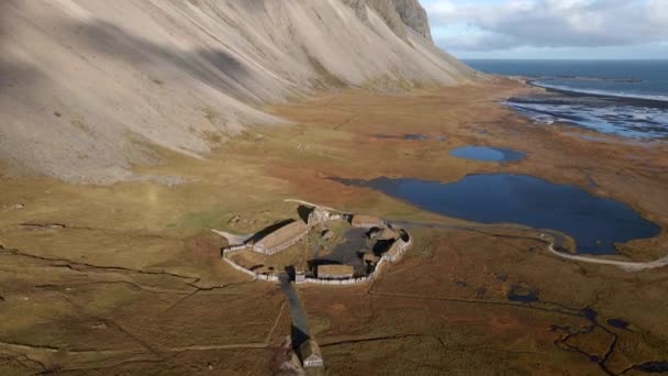 Vue Aérienne Magnifique Paysage Arctique Près Plage Sable Noir Drone — Video