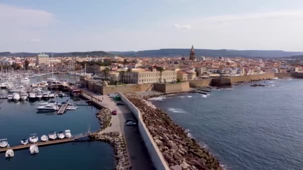 波の上に横方向のドローンクリップとサルデーニャ島のアルゲロの旧市街で豪華なヨットとマリーナ イタリア — ストック動画