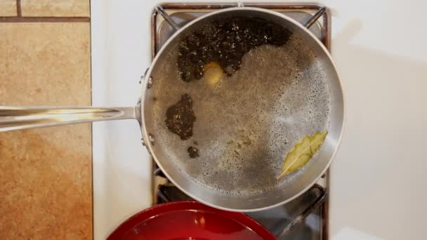 ストーブの上の鍋で野生または黒の有機米が煮る まっすぐ下のビュー — ストック動画