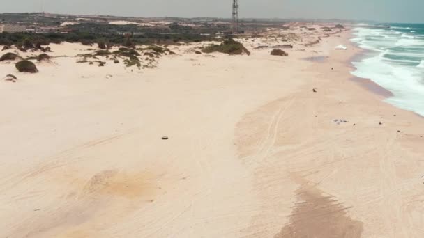 Dron Aéreo Movimiento Mostrando Playa Costa Vacía Con Antena Fondo — Vídeos de Stock