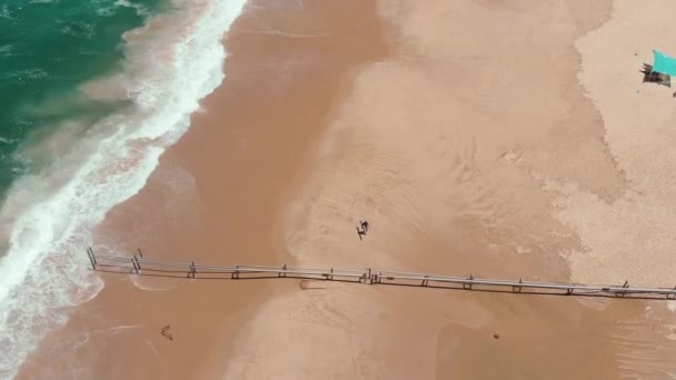 Surfista Solitário Caminha Praia Enquanto Mar Selvagem Sem Fim Esmaga — Vídeo de Stock