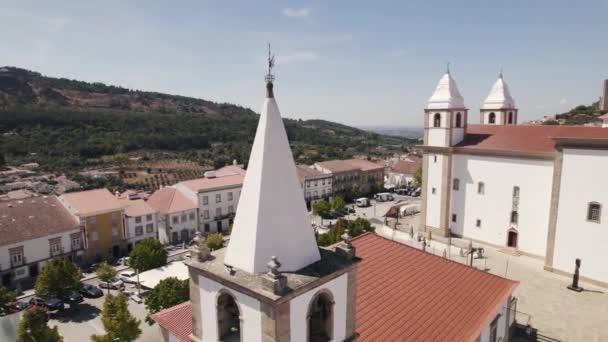 葡萄牙Castelo Vide市政厅钟塔周围的空中轨道 — 图库视频影像