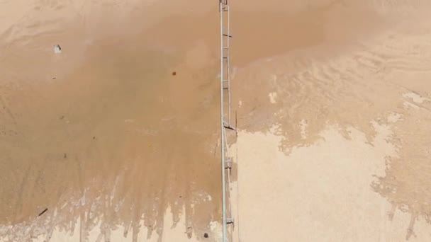 Drone Aéreo Revelando Interminável Quebra Mar Selvagem Costa Arenosa — Vídeo de Stock