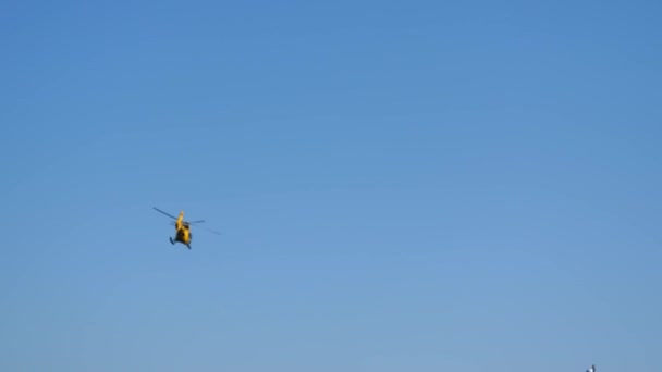 Helicóptero Acima Oceano Água — Vídeo de Stock