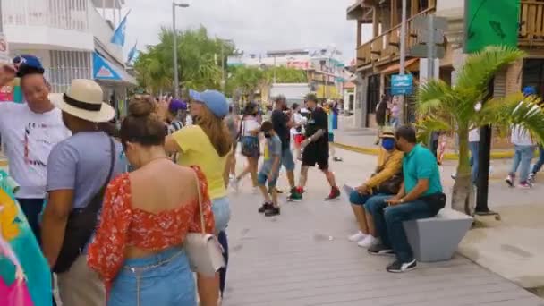Застрелен Военнопленный Гуляющий Центральной Улице Бокероне Пуэрто Рико Портативный Выстрел — стоковое видео