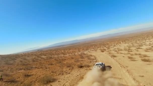 Road Vrachtwagen Concurreren Een Mojave Woestijn Rally Snelheden Door Het — Stockvideo