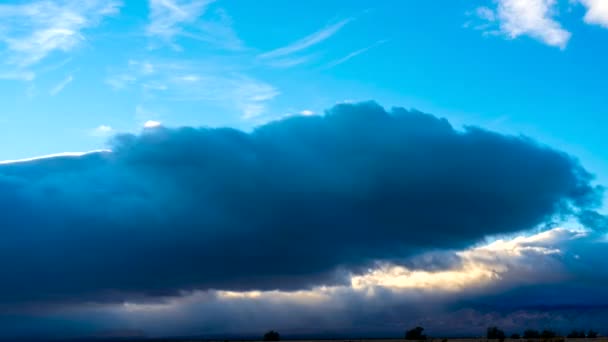 Enormes Nubes Cúmulos Ruedan Forman Disipan Cielo Del Desierto Mojave — Vídeos de Stock