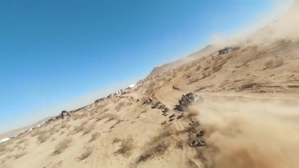 Ένα Μπάγκυ Αμμόλοφο Όχημα Παντός Εδάφους Που Τρέχει Στην Έρημο — Αρχείο Βίντεο