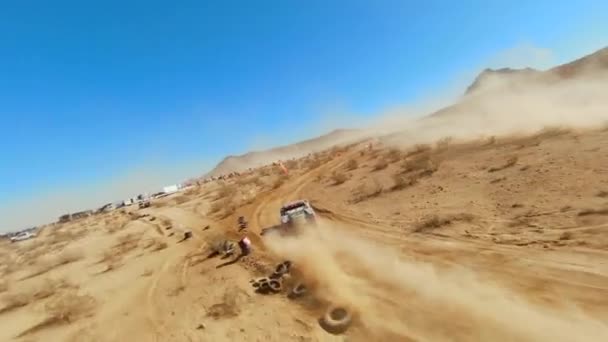 Perseguindo Caminhão Road Uma Corrida Através Deserto Mojave Com Drone — Vídeo de Stock