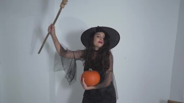 Mooi Meisje Poseren Heks Kostuum Voor Halloween Medium Shot — Stockvideo