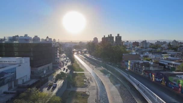 在大而明亮的阳光照射下 沿着普里梅罗河运河的空中拉出了一座新的弯曲的桥 这就是科尔多瓦市市中心的雷蒙鱼 — 图库视频影像