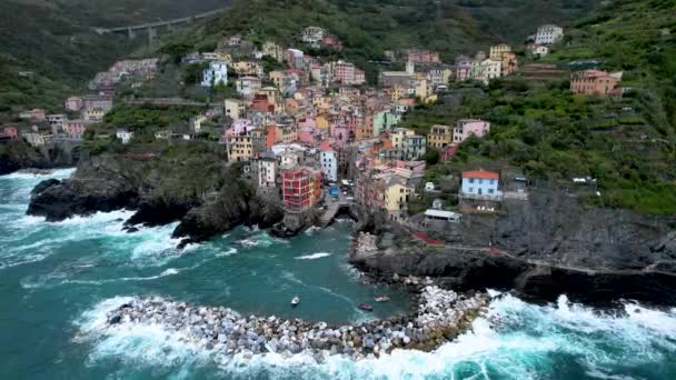 Cinque Terre Colorful Village Riomaggiore Waves Crashing Breakwater — Stock Video
