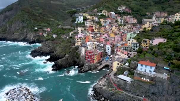 Riomagoreの地中海沿岸イタリア 波がクラッシュしているCinque Terre港 — ストック動画