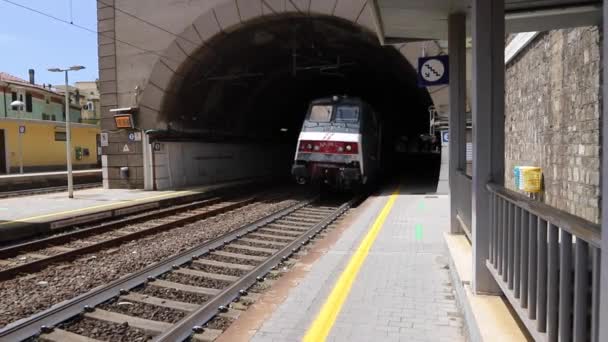 Italiaanse Pendeltrein Uit Tunnel Naar Station Cinque Terre Italiarail Trenitalia — Stockvideo