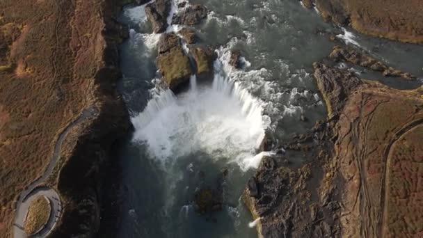 空中俯瞰河流中的一个小瀑布 在冰岛人的北极景观中流过河流的无人机 — 图库视频影像