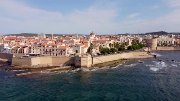 Drone Clip Draaiend Rond Kasteelmuren Oceaan Buiten Prachtige Stad Alghero — Stockvideo