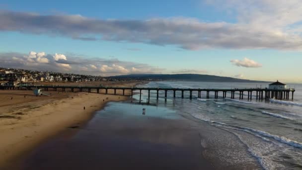 Drone Volando Hacia Atrás Sobre Manhattan Beach Costa California — Vídeos de Stock