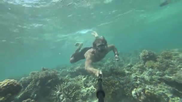 Młody Wysportowany Silny Mężczyzna Długimi Włosami Brodą Pływa Okularami Snorkelingu — Wideo stockowe