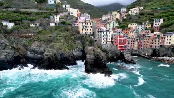 波がクラッシュするイタリアの岩場の海岸のチンクターレドローンビデオ — ストック動画
