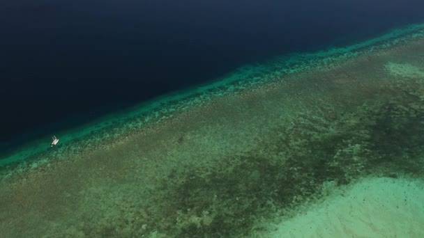 Drone Disparó Pequeño Bote Blanco Solo Borde Del Arrecife Coral — Vídeos de Stock