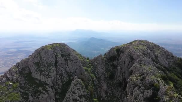 Drone Disparó Moviéndose Hacia Adelante Entre Los Dos Picos Para — Vídeos de Stock