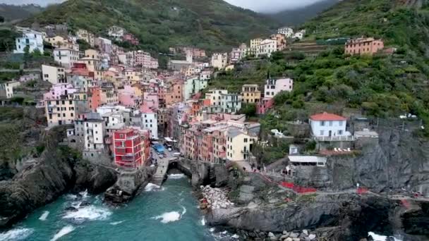 Riomaggiore Cinque TerreのカラフルなヨーロッパのCinque Terreの建物イタリアの海岸 — ストック動画