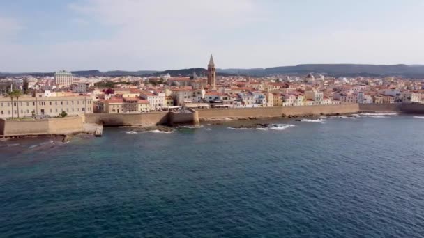 Lateral Drönarklämma Längs Medeltida Slottsväggarna Och Katedral Staden Alghero Sardinien — Stockvideo