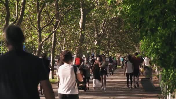 Chodci Cyklisté Chodníku Sarmiento Avenue Během Pandemie Statické — Stock video